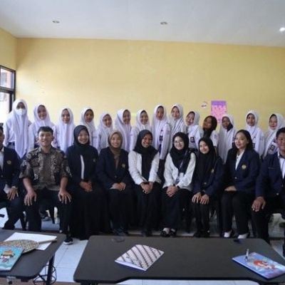 Diapresiasi Sekolah, Mahasiswa Peksos PPG Prajab UNESA Terapkan LKBM di SMKN 7 Surakarta