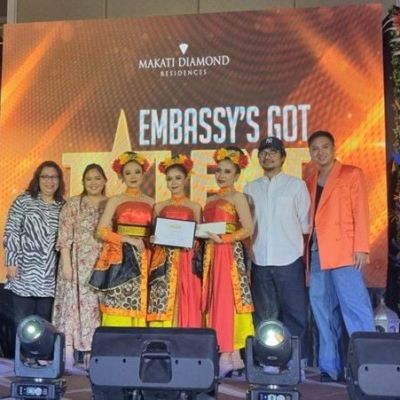 Bawakan Tari Bajidor Kahot, Srikandi FBS UNESA Juarai Embassy Got Talent di Filipina