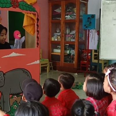 Joss UNESA PPK Team Initiates Five Literacy Corners in Tuban