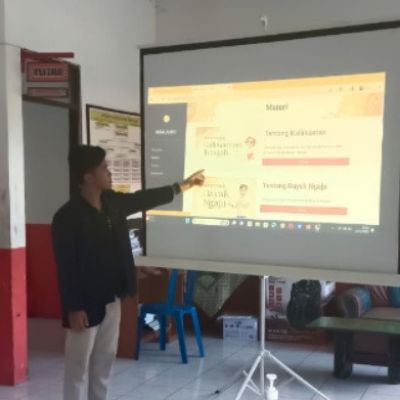 Educational Technology Students Develop E-Learning in Dayak Ngaju Language in Transmigrant Villages in Central Kalimantan