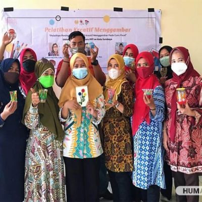 Kolaborasi LPPM UNESA dan HIMPAUDI Kota Surabaya latih Guru PAUD Kreatif Menggambar