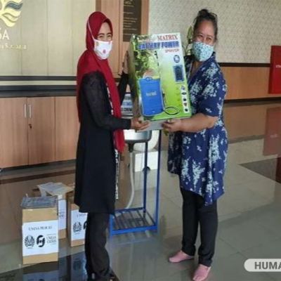 Hambat Laju Penyebaran Covid, TIM PKM Unesa Bagi Alat Semprot Disinfektan untuk Masyarakat