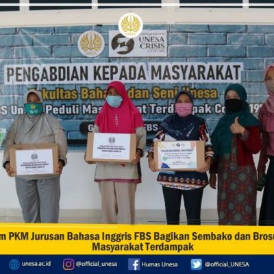Tim PKM Jurusan Bahasa Inggris FBS Bagikan Sembako dan Brosur ke Masyarakat Terdampak
