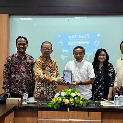 Sambut Benchmarking UNS, Direktur Labschool UNESA Paparkan Strategi Tata Kelola dan Transformasi Sekolah
