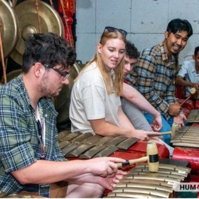 Puluhan Mahasiswa Western Australia Belajar Seni, Budaya, dan Disabilitas di UNESA Melalui Program WAEJUC 2024