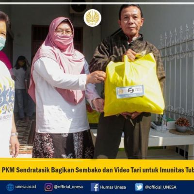 Tim PKM Sendratasik Bagikan Sembako dan Video Tari untuk Imunitas Tubuh