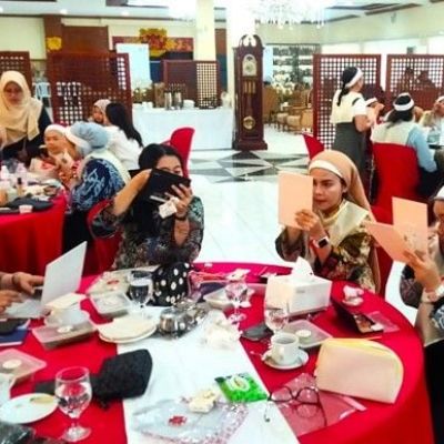 Tim PKM UNESA Beri Pelatihan Rias Wajah bagi Para Staf KBRI Manila