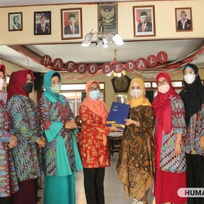 DWP UNESA Peringati Harlah ke-22 dengan Menyantuni Warga Panti