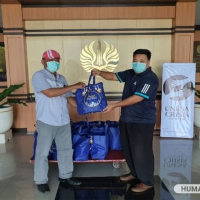 Saling Suport PKM Unesa Bagi Paket Makanan-Minuman untuk Pelaku Ojek Online