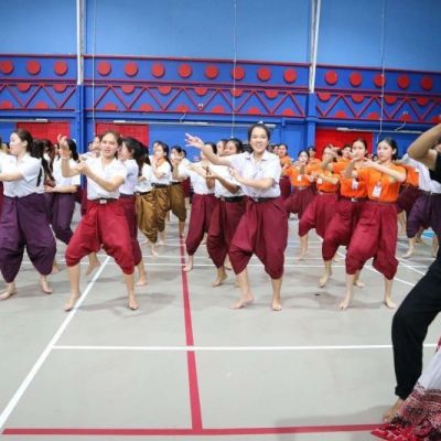 Seratus Lebih Mahasiswa di Thailand Belajar Tari Suramadu dengan tim Direktorat PUSB UNESA