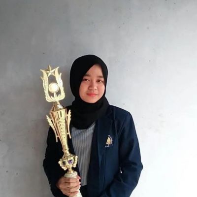 Nadia, Mahasiswa JBSI yang Pandai Meracik Esai dan Membaca Puisi