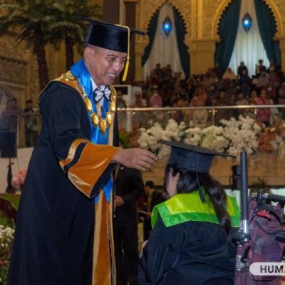 UNESA Kukuhkan 1618 Lulusan dan Beri Beasiswa S-2 kepada Wisudawan Disabilitas