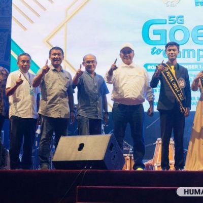 Rektor Kukuhkan Putra-Putri UNESA di Hadapan Para Gus dan Ratusan Peserta Konser 5G