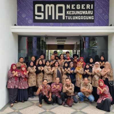 Tim Dosen JBSI Latih Siswa SMAN di Tulungagung Hasilkan Karya Sastra
