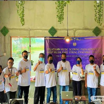 Tingkatkan Kemampuan Anggota Pare String Ensemble, Dosen UNESA Beri Pelatihan Music Scoring