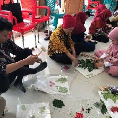 Program Mahasiswa PPG Warga dan Pelajar Percantik Tote Bag Teknik Ecoprint
