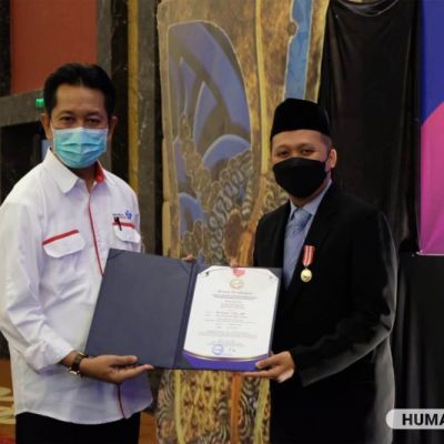 Dedikasi Dosen UNESA Terima Penghargaan dari BKKBN