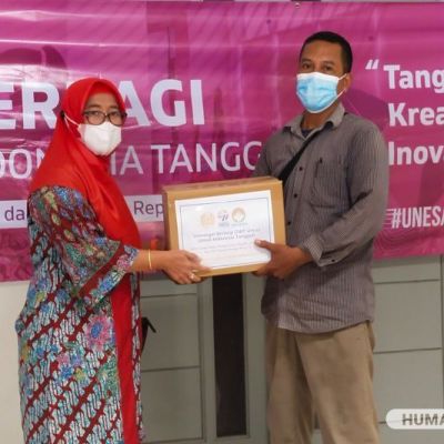 DWP UNESA Bagikan Paket Sembako untuk Warga di Delapan Kelurahan