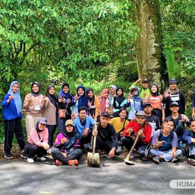 Reboisasi Tim KKN UNESA Tanam Bibit Cemara Gunung di Kawasan Pacet