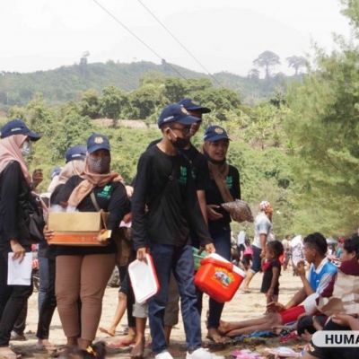 Gelar Kios Desa Keliling, Mahasiswa KKN Unesa Bantu Promosikan Produk Unggulan Desa Besuki di Pantai Gemah