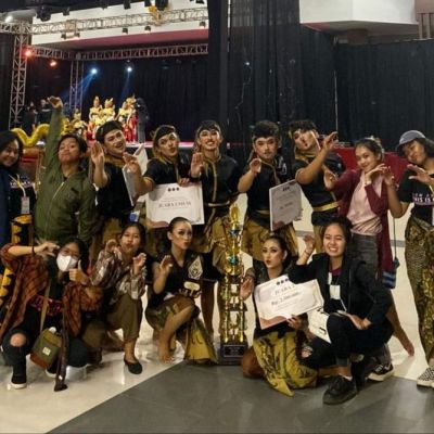 Penari Jalanan Bawa Tim UKM Tari UNESA Juara Umum Lomba Tari Nasional di Malang