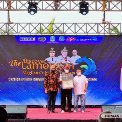 Bersama Gubernur, Rektor UNESA Terima Penghargaan pada Peringatan HPN PWI Jatim