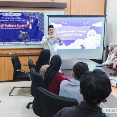 Berbahasa Isyarat Cara Unik Mahasiswa Disabilitas Membaca Al-Quran dan Tausiah Ramadan