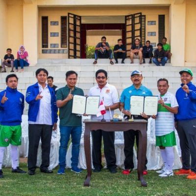 Laga Persahabatan Diwarnai MoU Antara UNESA dan KONI Magetan