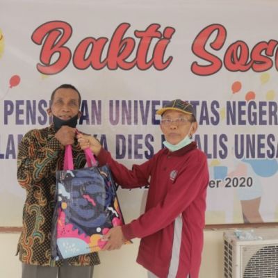 IP Unesa Bagikan 40 Paket Baksos untuk Pensiunan