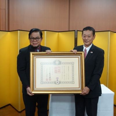 Punya Peran Penting, Guru Besar FBS Dianugerahi Bintang Jasa oleh Pemerintah Jepang