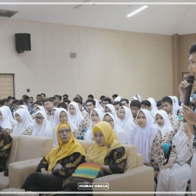 Berkunjung ke Unesa, Dua SMA Memotivasi Siswanya untuk Lanjut Studi
