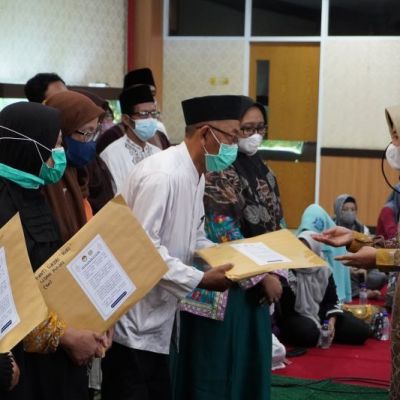 Tebarkan Spirit Berbagi Jelang Bulan Suci, UNESA Santuni 1000 Anak Yatim