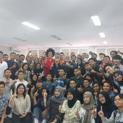 Mahasiswa FIKK Coaching Clinic bersama Carlos Barroca dan Natalia Andre dari Jr NBA