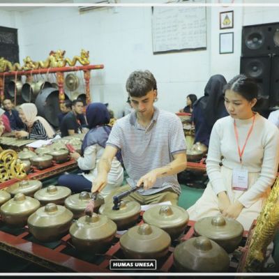Mahasiwa Asing Nikmati Budaya Indonesia