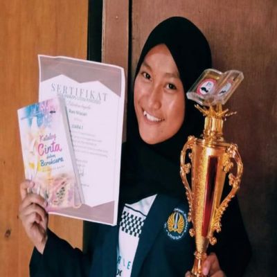 Rani Nilasari, Mahasiswi FBS UNESA Peraih Juara Lomba Cipta Puisi dan Pengoleksi Trofi Prestasi