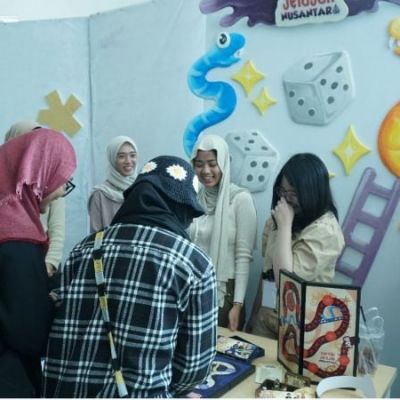 Mahasiswa DKV UNESA Unjuk Inovasi Lewat Pameran Kewirausahaan