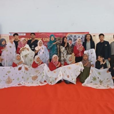 Manfaatkan Potensi Desa, Mahasiswa KKN Helat Pelatihan Ecoprint untuk Ibu-ibu di Nganjuk