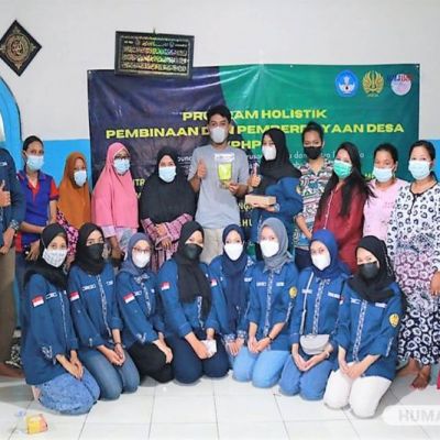 Wujudkan Sentra Hidroponik, Mahasiswa UNESA Bersinergi dengan Warga 1001 Malam