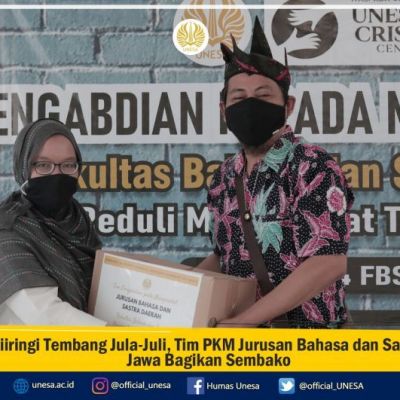 Diiringi Tembang Jula-Juli, Tim PKM Jurusan Bahasa dan Sastra Jawa Bagikan Sembako