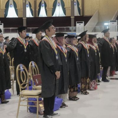 142 Siswa Wisuda, Kepala Sekolah Lulusan SMA Labschool UNESA Brilliant and Gold Generation