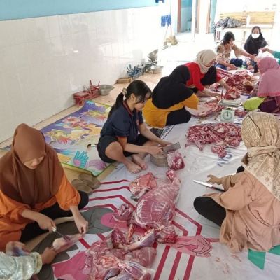 Rayakan Idul Adha, Labschool Tanamkan Jiwa Berbagi Sejak Dini