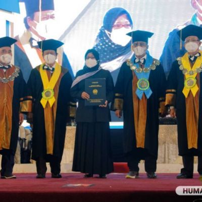 Ibu Wakili Wisuda Anaknya yang Telah Tiada, UNESA Adakan Doa Bersama