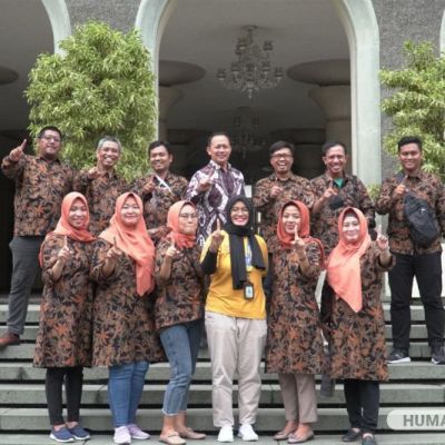 Humas UNESA Gali Best Practice Kehumasan di UGM