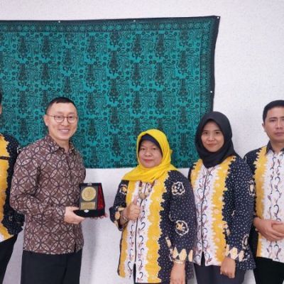 Mahasiswa Busan Belajar Tari bersama Dosen UNESA dalam PKM Internasional