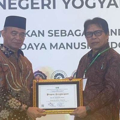 Banyak Prestasi dan Kontribusi, Guru Besar UNESA Peroleh Penghargaan Tokoh Pendidikan Indonesia