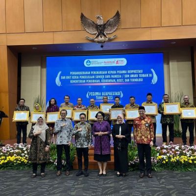 UNESA Borong 2 Penghargaan Pegawai Berprestasi dan SDM Award 2023 Kemendikbudristek