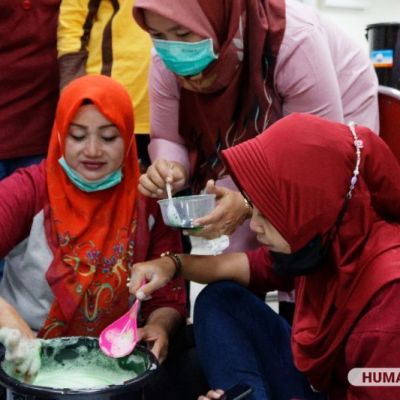 Dosen UNESA Latih Warga Lakarsantri Produksi Sabun