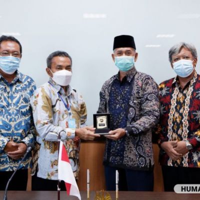 UPT Pusat Bahasa UNESA dan SMAMITA Teken Nota Kesepahaman Kerja Sama