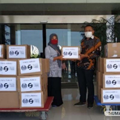 PKM Unesa Bagi Paket Kreasi Makanan Bergizi untuk Masyarakat Terdampak Covid