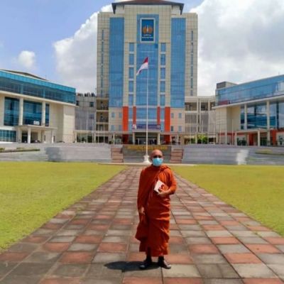 Kuliah di UNESA, Bhante Asal Kamboja Punya Banyak Kesan tentang Indonesia